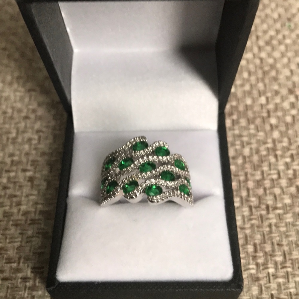 🆕Sterling Silver and Emerald Color Statement Ring